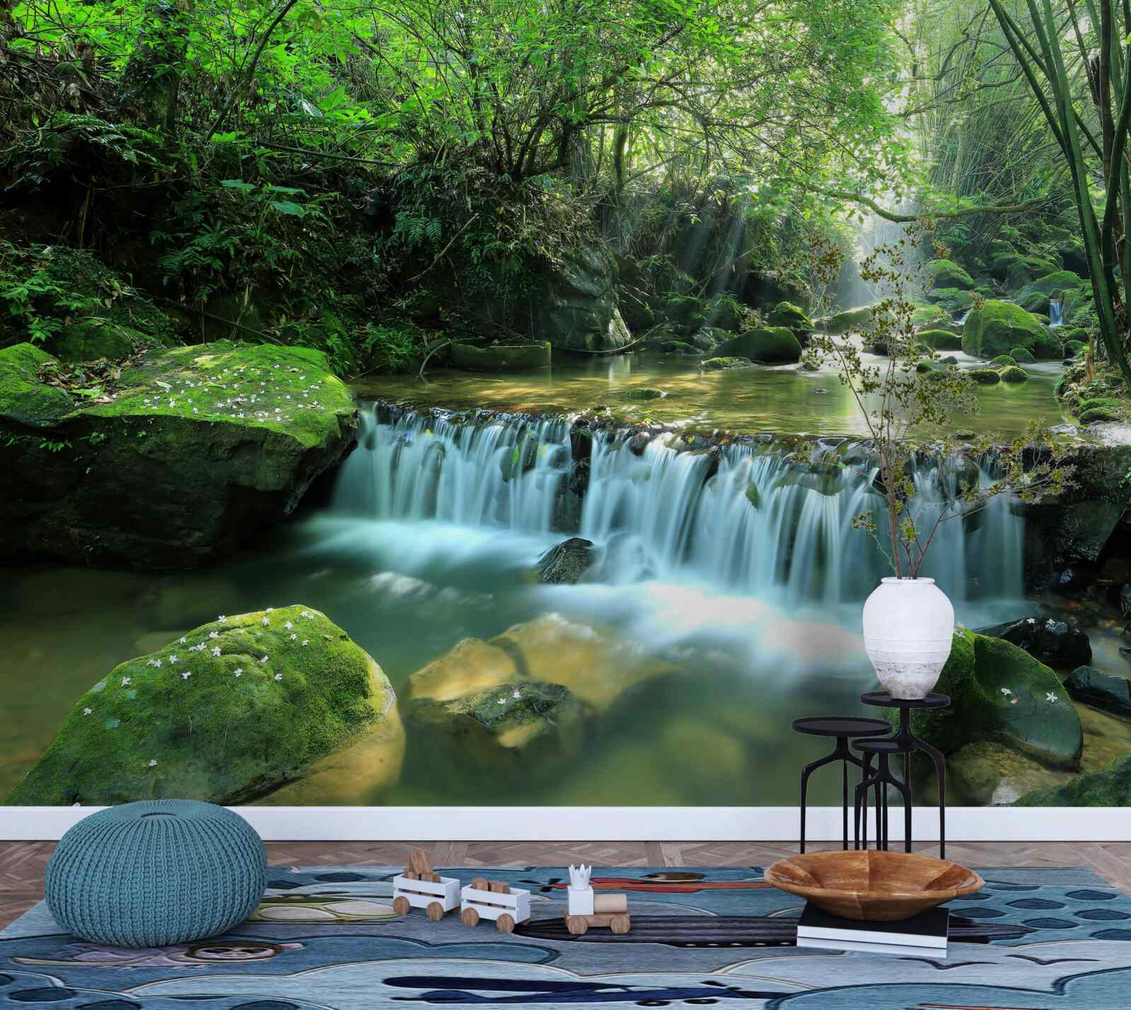 Фотошпалери водоспад шумно розливає широкі потоки серед зелені, осяяний сонячними променями