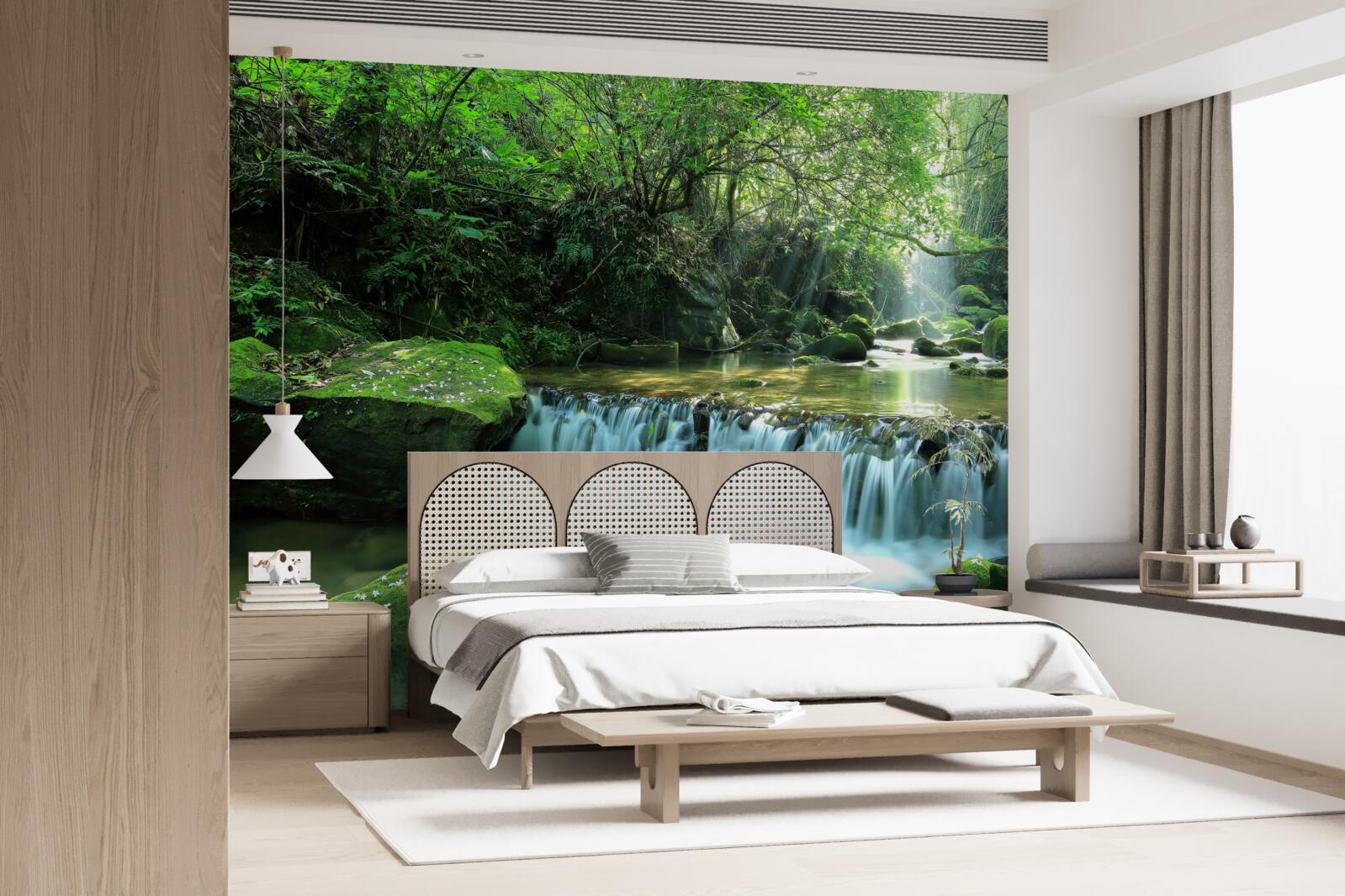 Фотошпалери водоспад шумно розливає широкі потоки серед зелені, осяяний сонячними променями