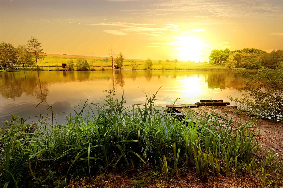Фотошпалери яскравий світанок над тихим озером