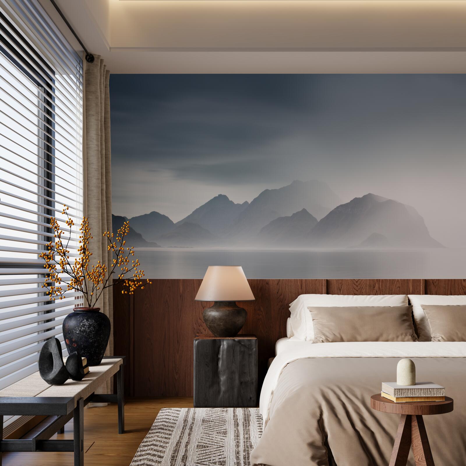 Фотошпалери густий туман опускається на води, що ведуть до гір