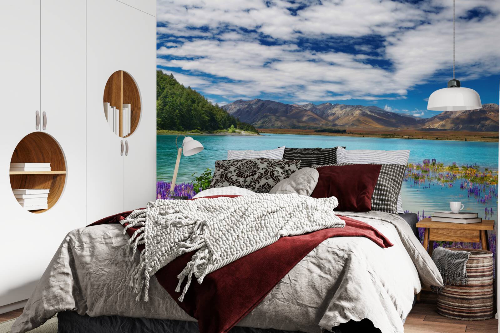 Фотошпалери квіти відбиваються у кришталево чистій воді гірського озера