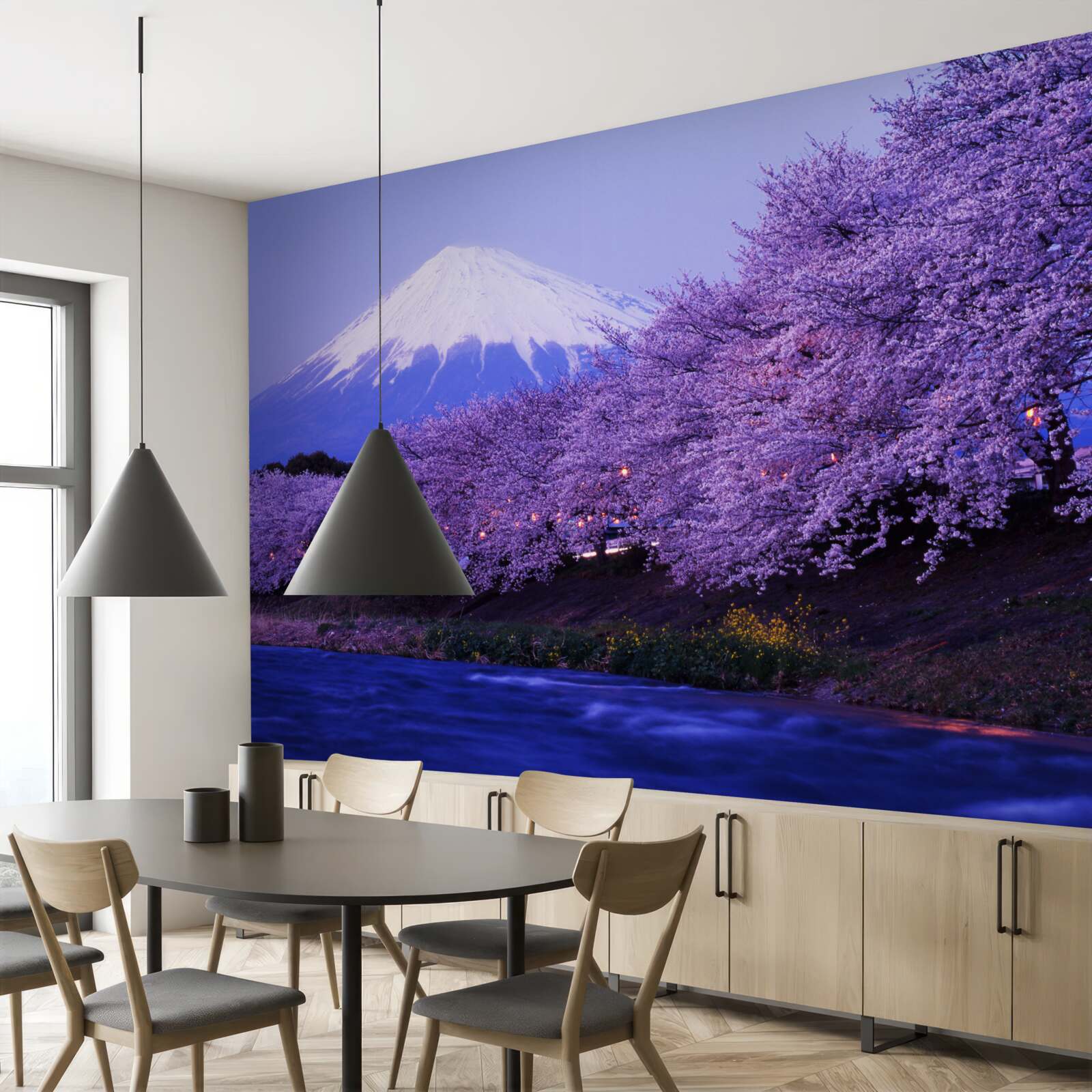 Фотошпалери квіти бузку біля підніжжя гори ростуть близько до води