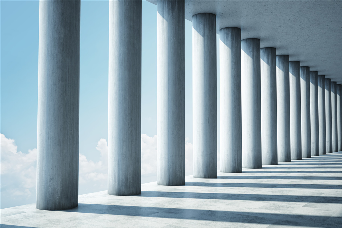 Фотошпалери колонада, що тягнеться до нескінченності на тлі неба