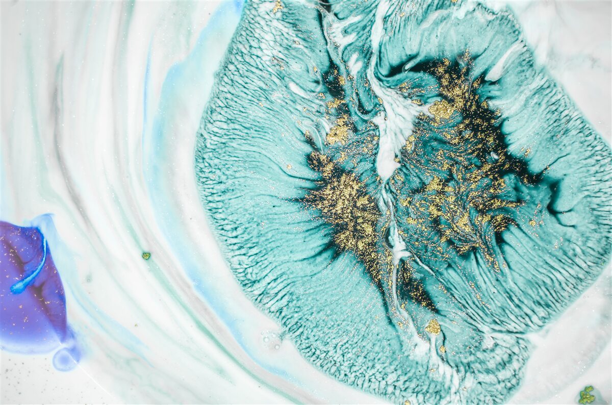 Фотошпалери абстрактна квітка у відтінках синього на мармуровій поверхні