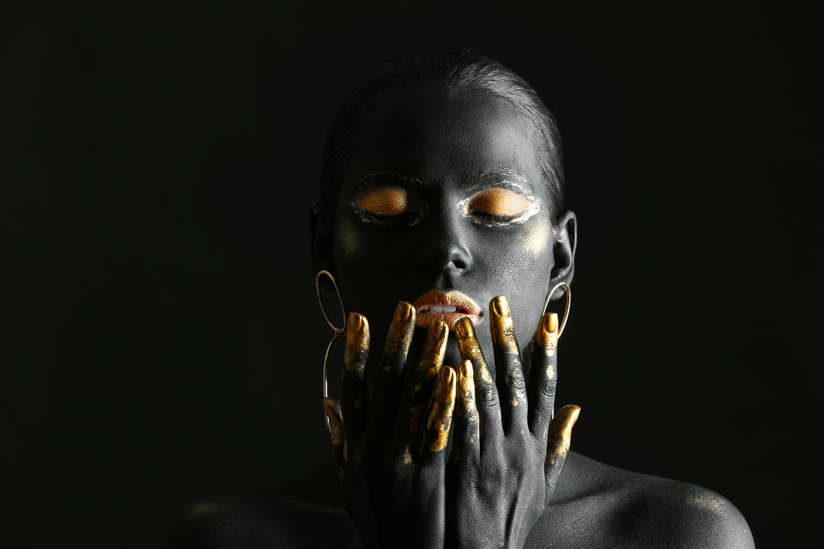 Фотошпалери жінка зі стиснутими губами