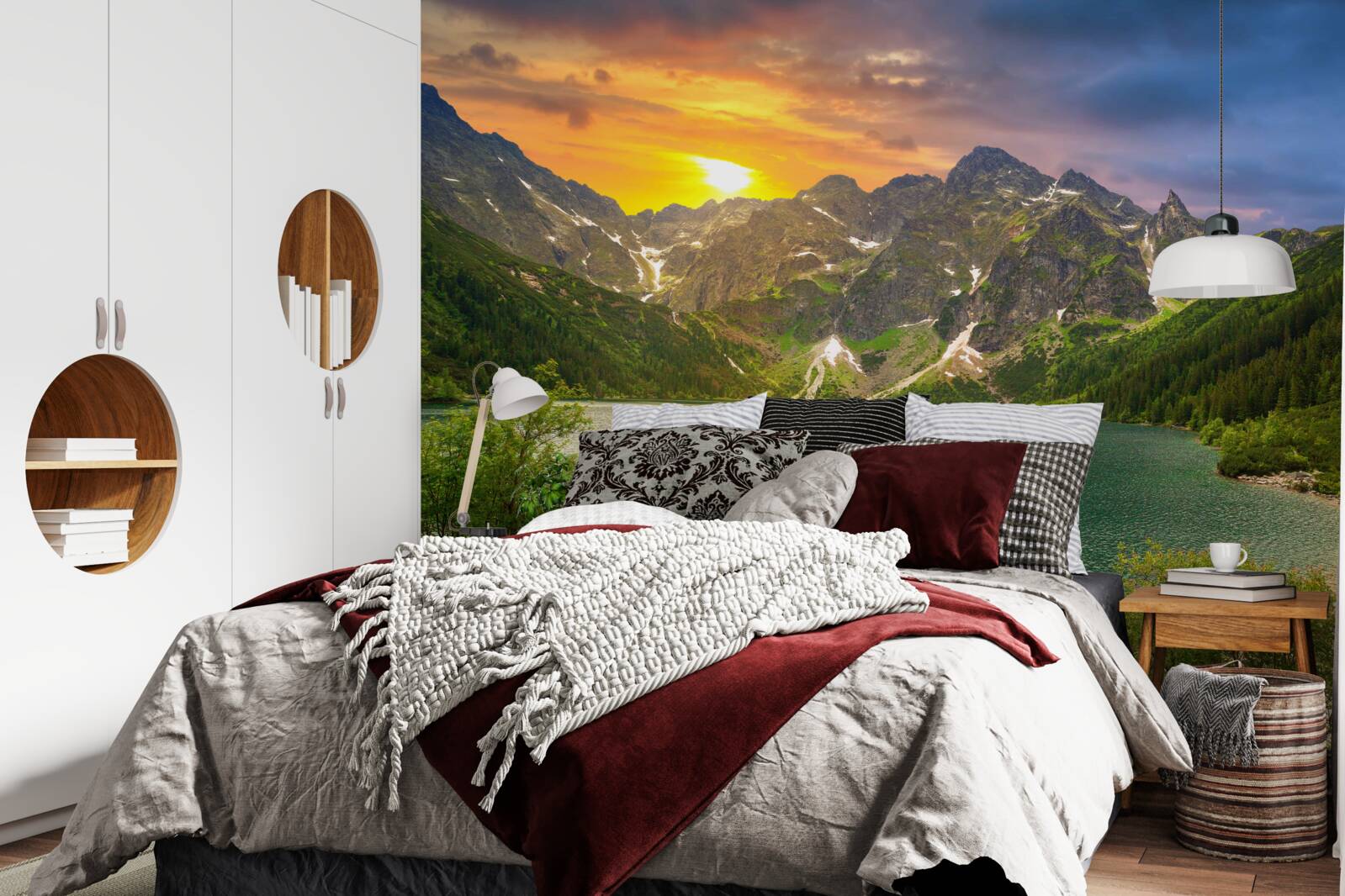 Фотошпалери вражаючий захід сонця за гірськими хребтами біля озера