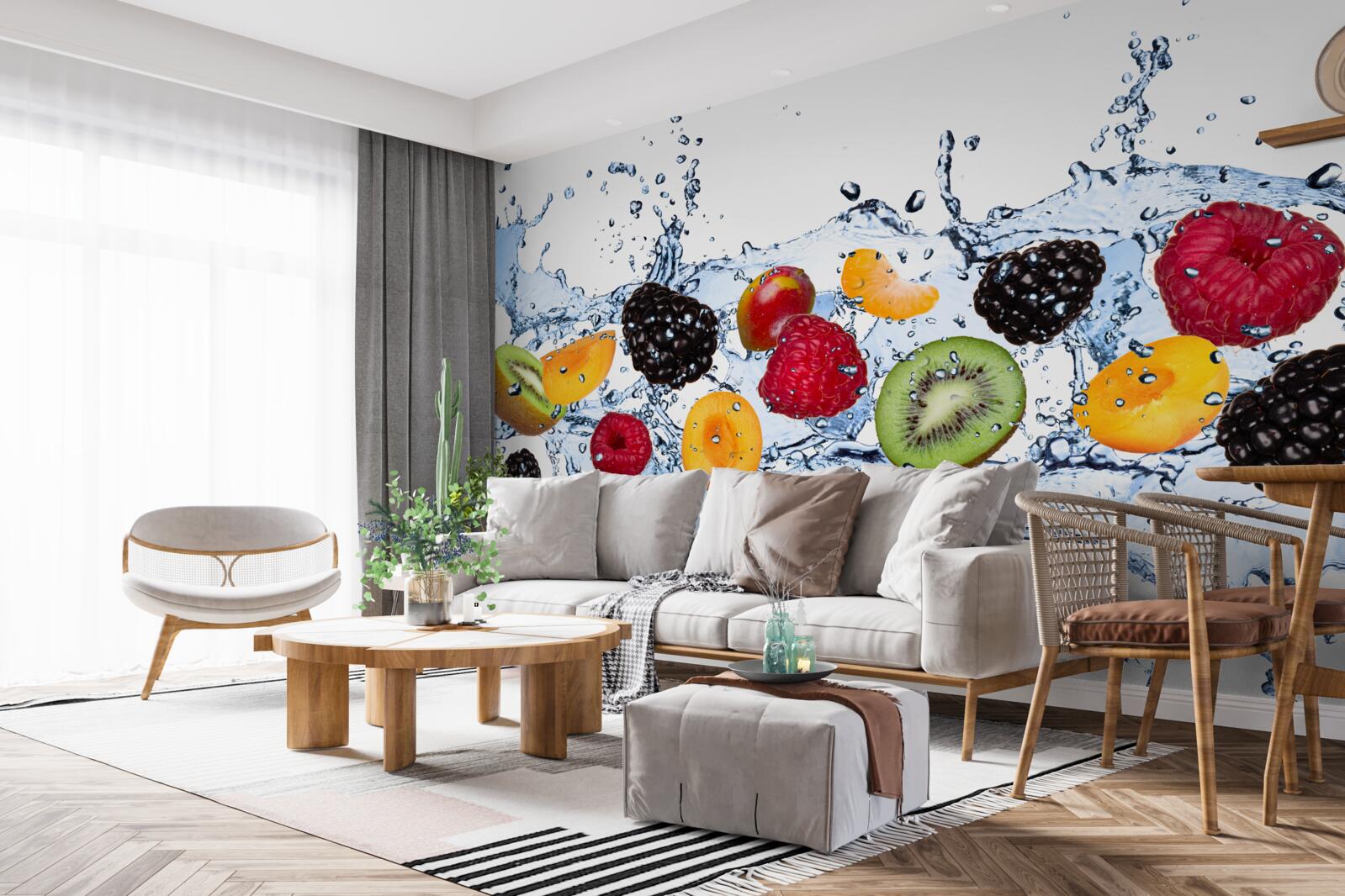 Фотошпалери фрукти, порізані на шматочки і плаваючі у воді, насичувалися вологою