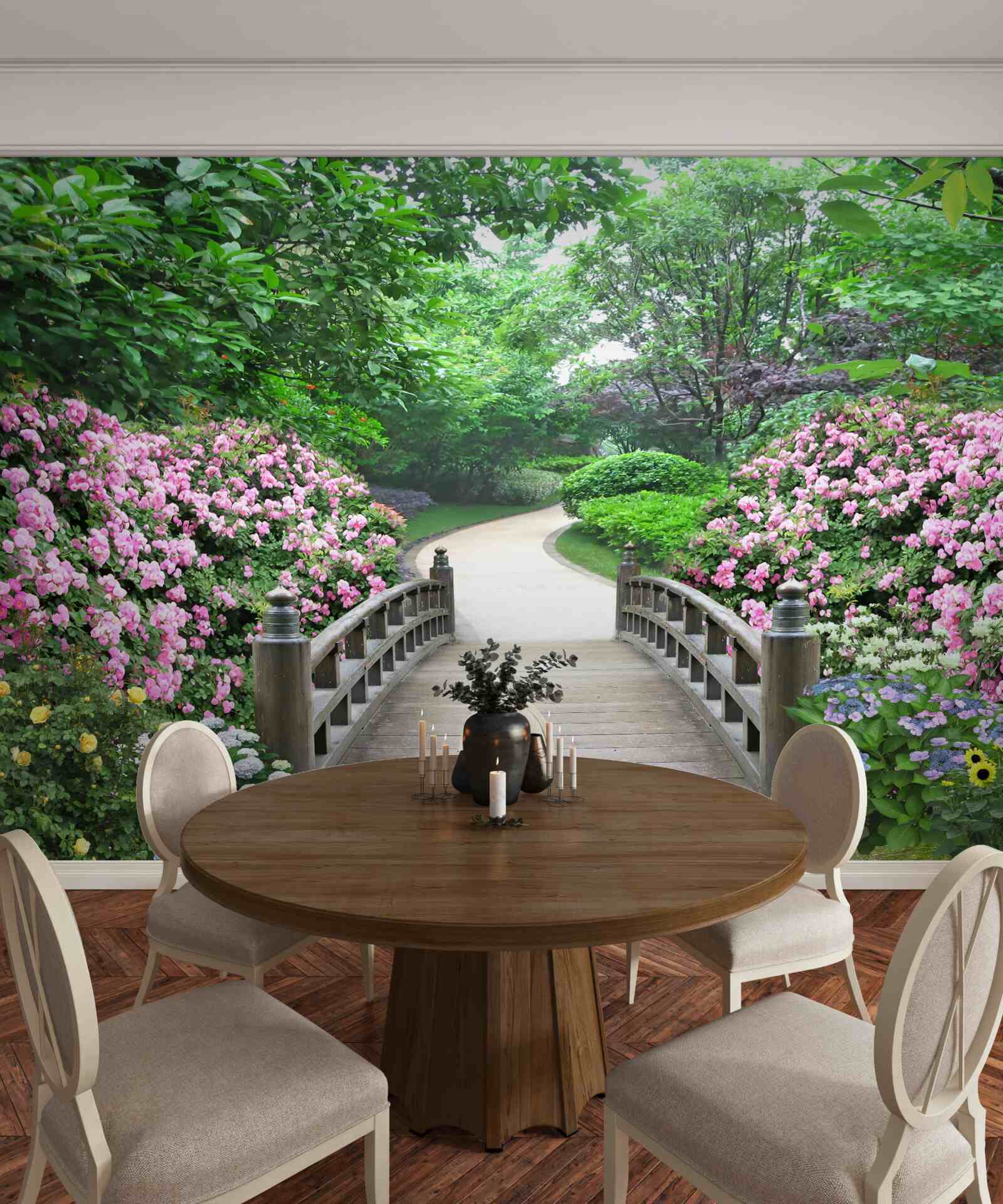 Фотошпалери мальовничий дерев'яний місток, що пролягає через квітучу зелень дерев