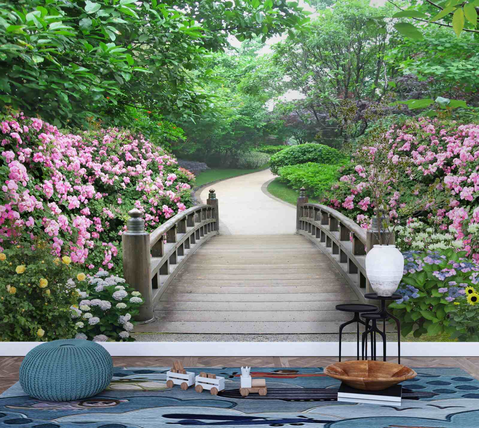 Фотошпалери мальовничий дерев'яний місток, що пролягає через квітучу зелень дерев