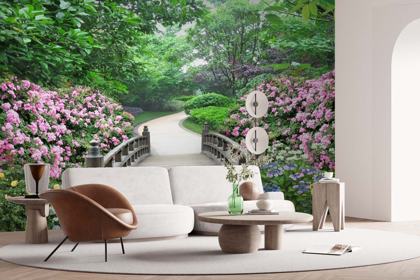 Фотошпалери мальовничий дерев'яний місток, що пролягає через квітучу зелень дерев