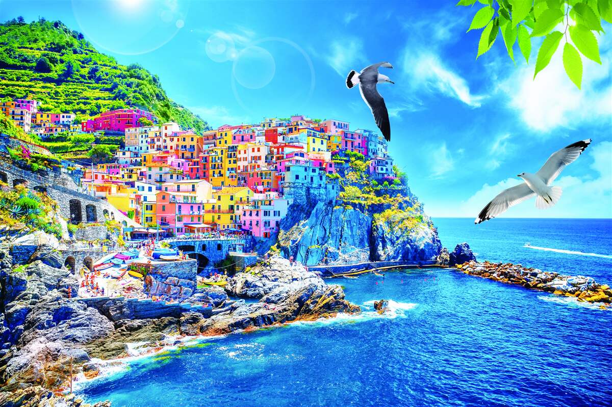 Фотошпалери маленьке містечко біля моря, на красивих скелях, залите яскравим світлом