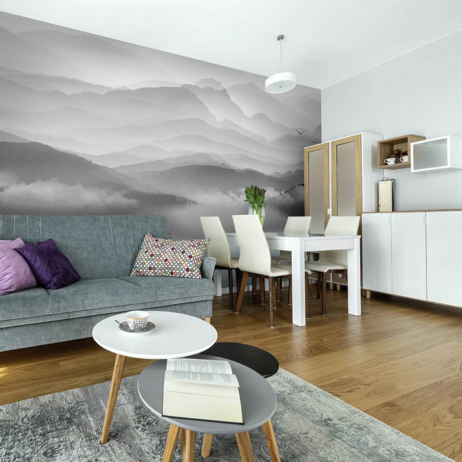 Фотошпалери рибалка повертається через туманне гірське озеро