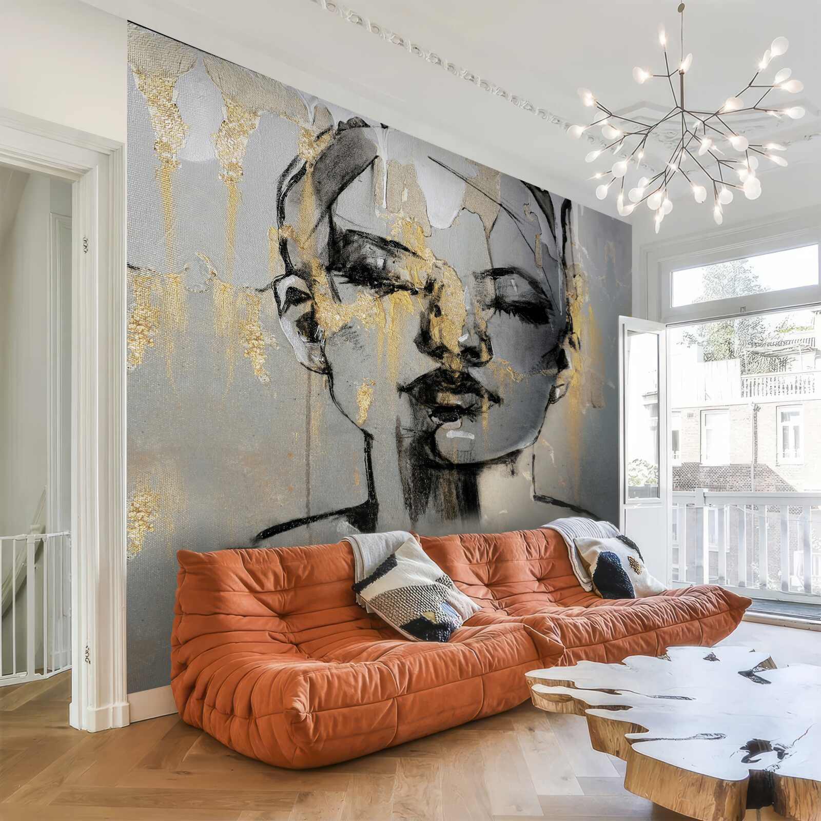 Фотошпалери дівчина малює абстракцію чорною фарбою