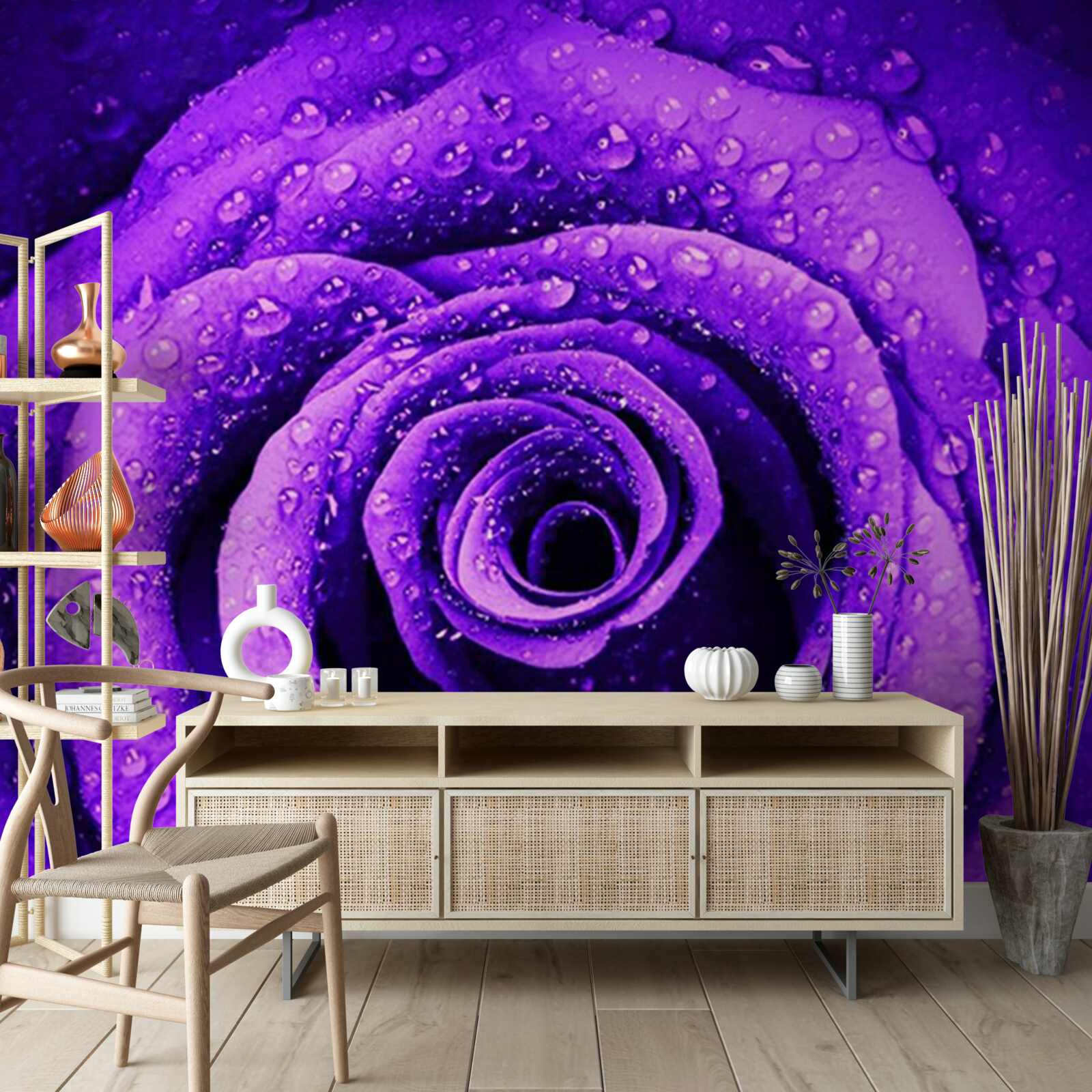 Фотошпалери крупним планом фіолетова троянда, вкрита краплями дощу