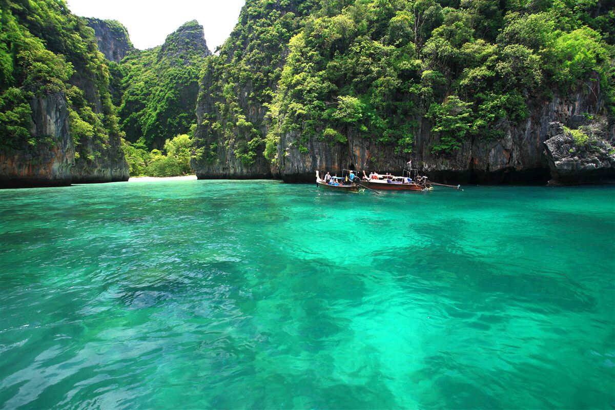 Фотошпалери бірюзові води та смарагдові гірські острови