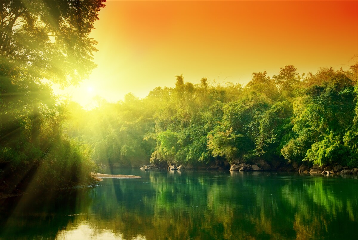 Фотошпалери яскравий світанок над спокійною поверхнею води