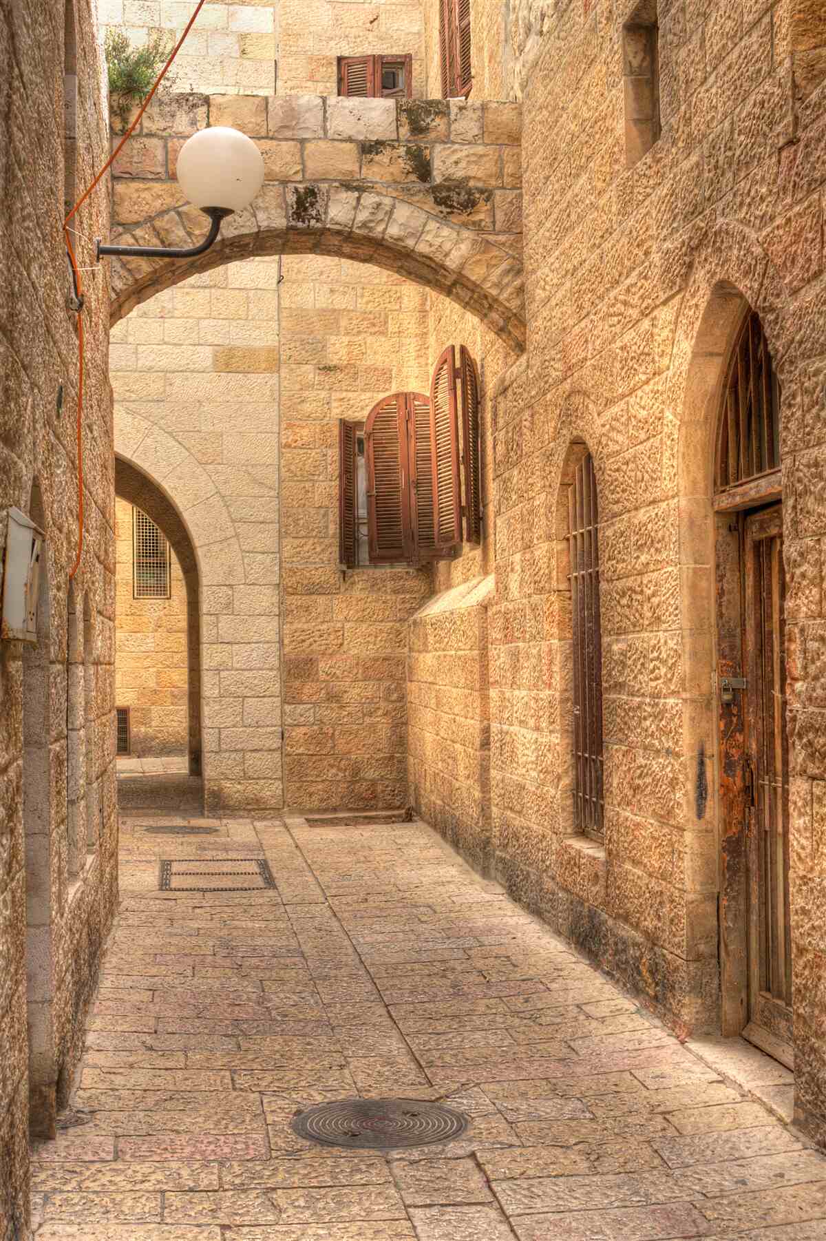 Фотошпалери кам'яна арка в історичній частині міста