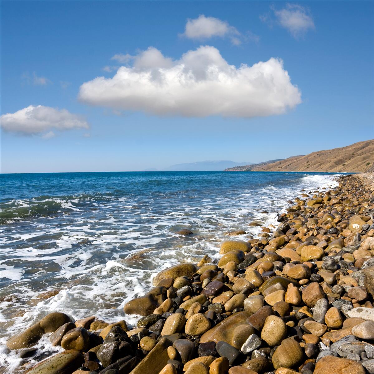 Фотошпалери бурхливі води зі скелястого берега