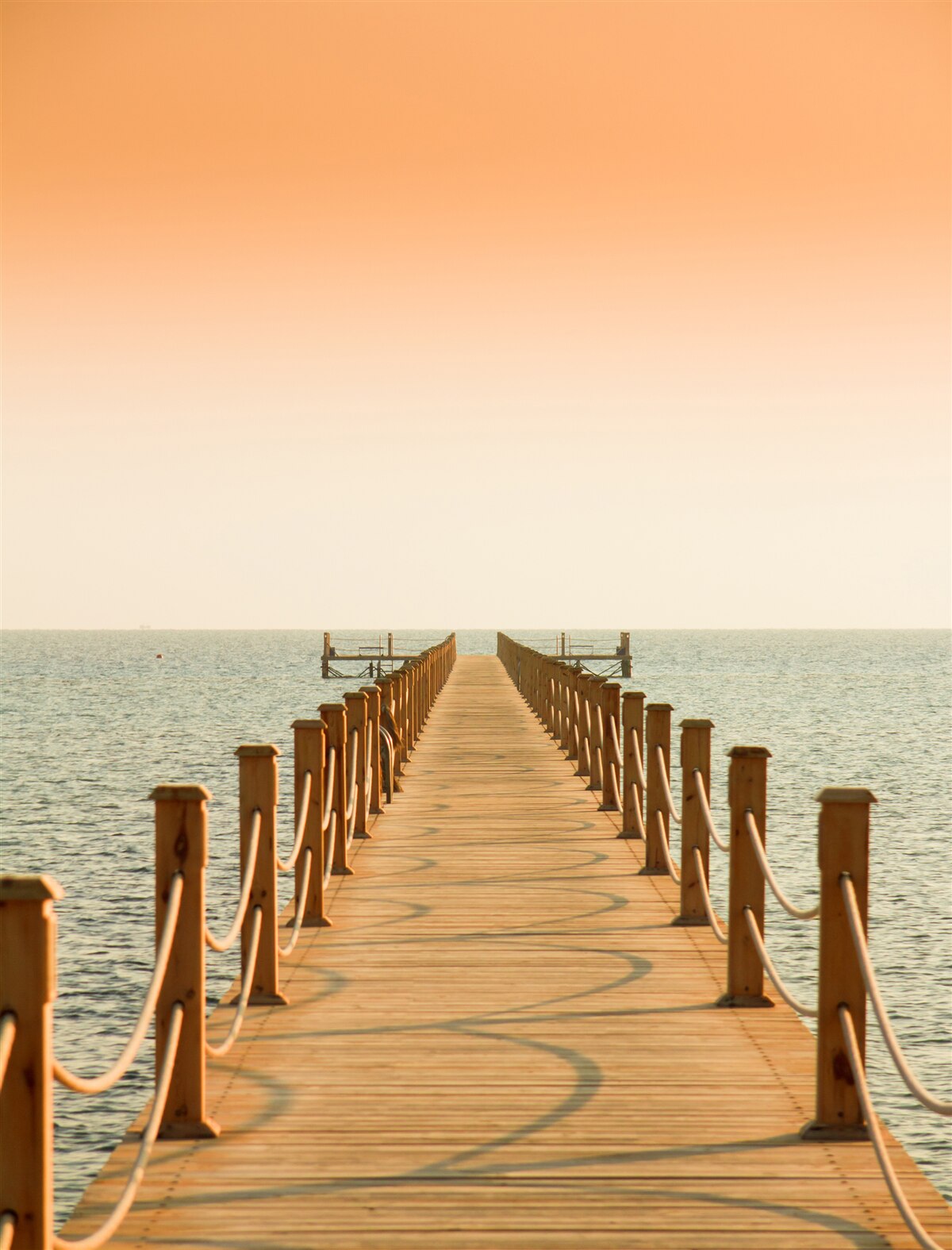 Фотошпалери прогулянка до моря на заході сонця