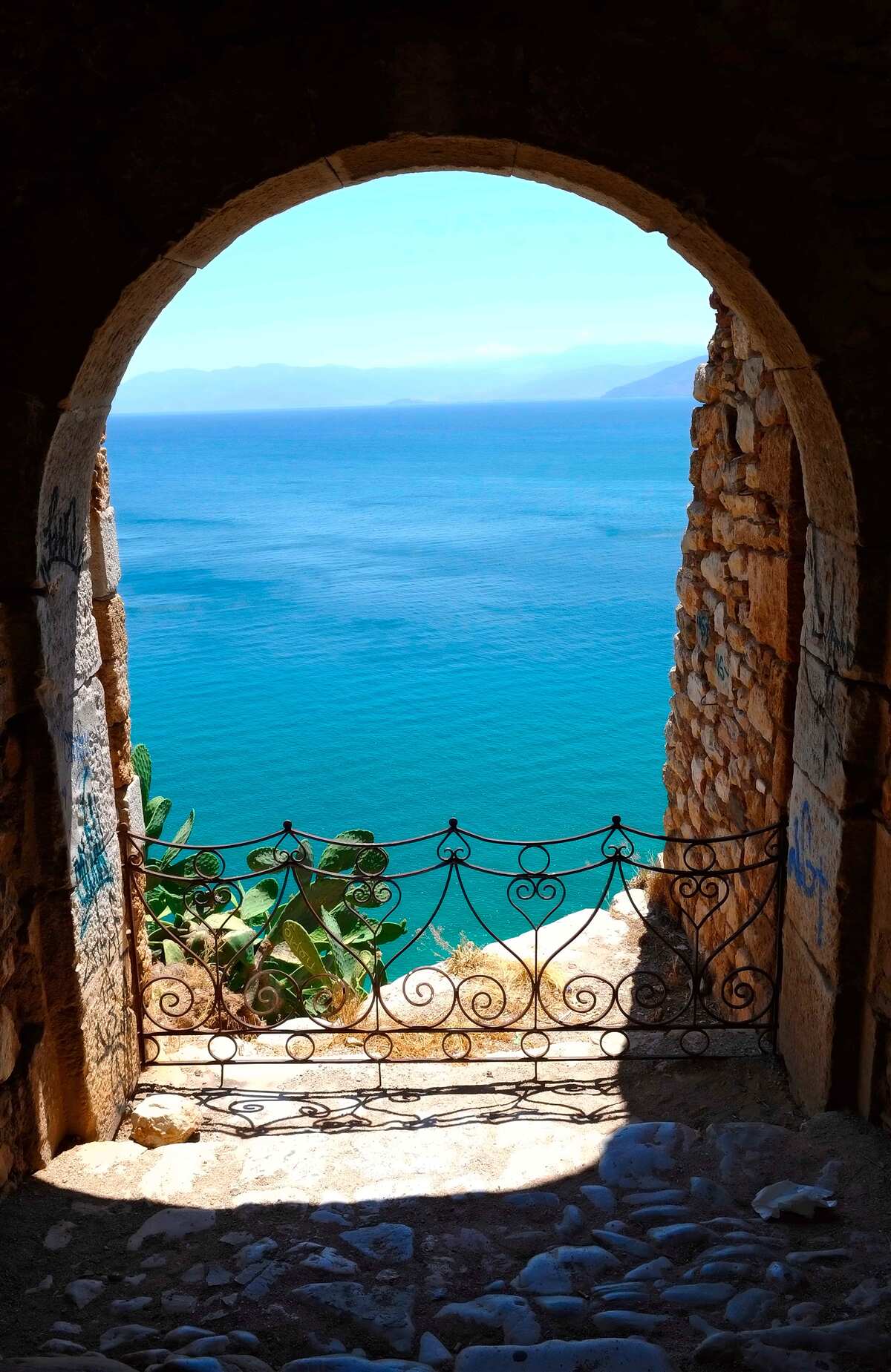 Фотошпалери кам'яна арка, що веде до моря