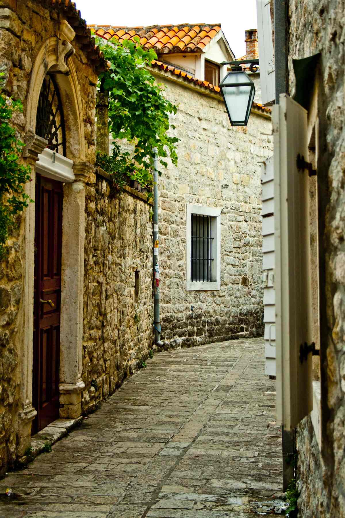 Фотошпалери стара вулиця, вимощена каменем влітку