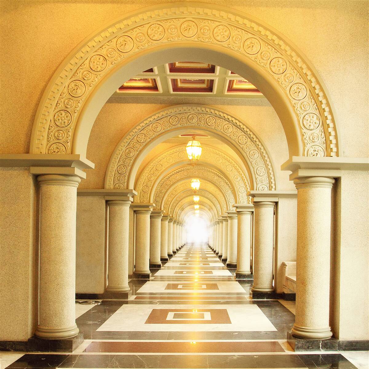 Фотошпалери сліпуче світло в кінці тунелю під арками