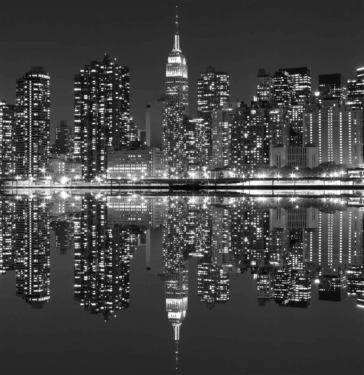 Фотошпалери у відблисках води видно міський горизонт