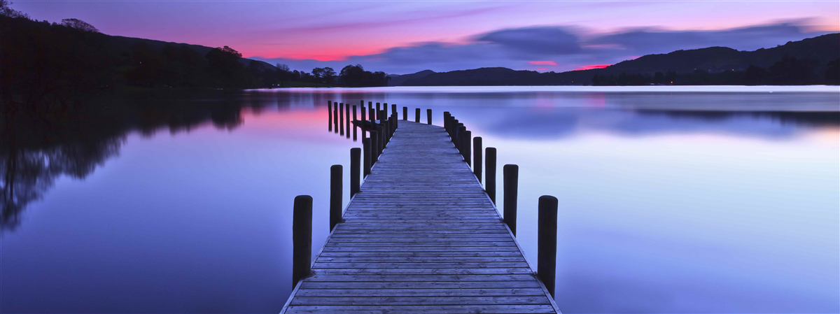 Фотошпалери причал біля озера в горах на світанку