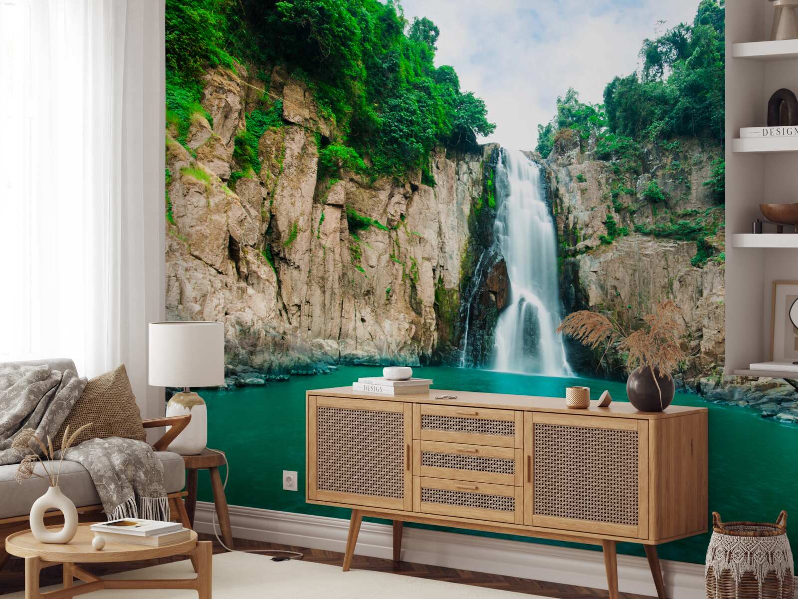 Фотошпалери високий водоспад падає в горах