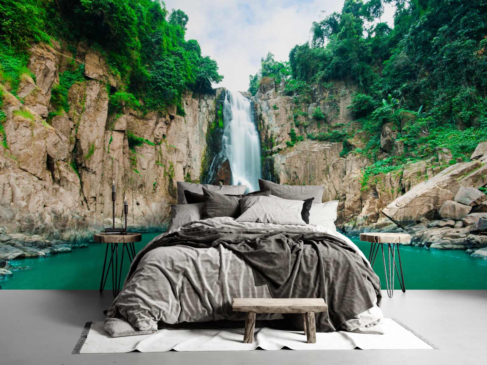 Фотошпалери високий водоспад падає в горах