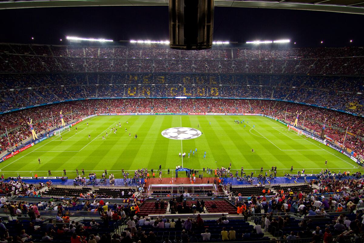 Фотошпалери футбольне поле з глядачами