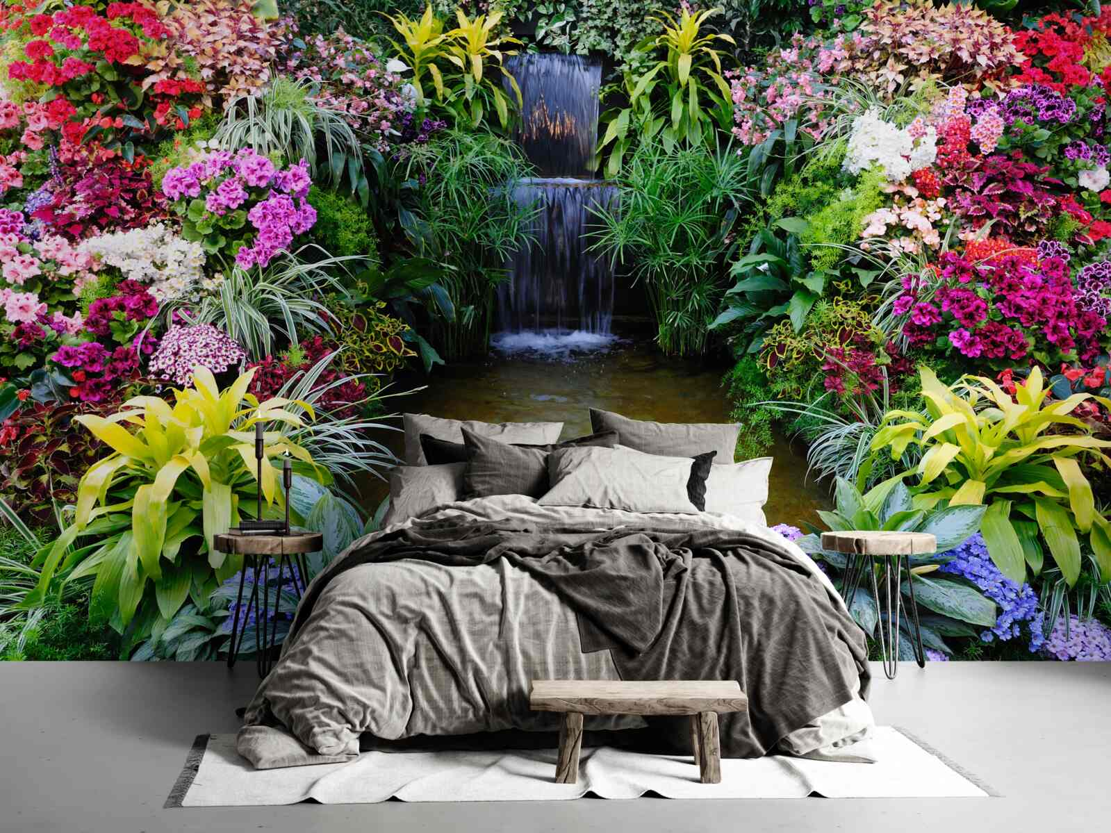 Фотошпалери тропічні квіти біля гірського водоспаду