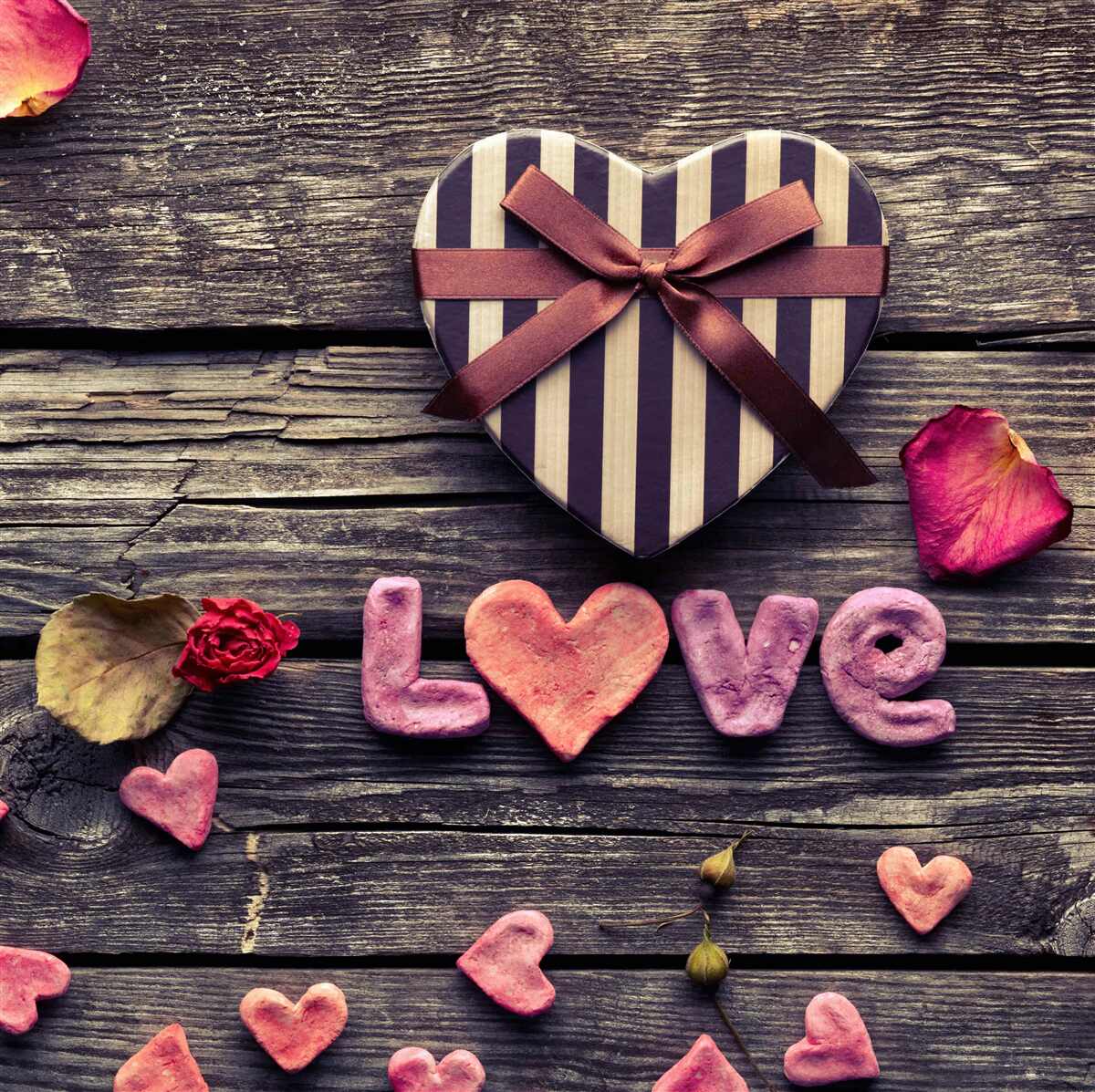 Фотошпалери коробка у формі серця з написом "love"