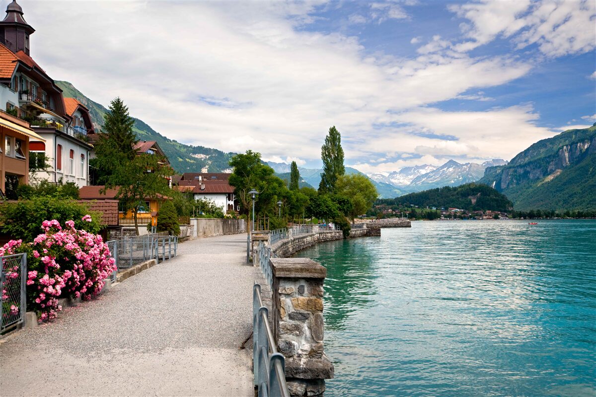 Фотошпалери поселення в горах біля водосховища