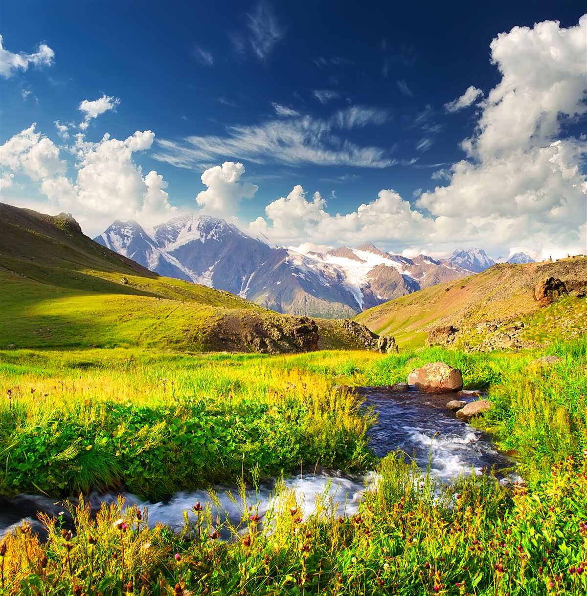 Фотошпалери річка в горах, що протікає через луки