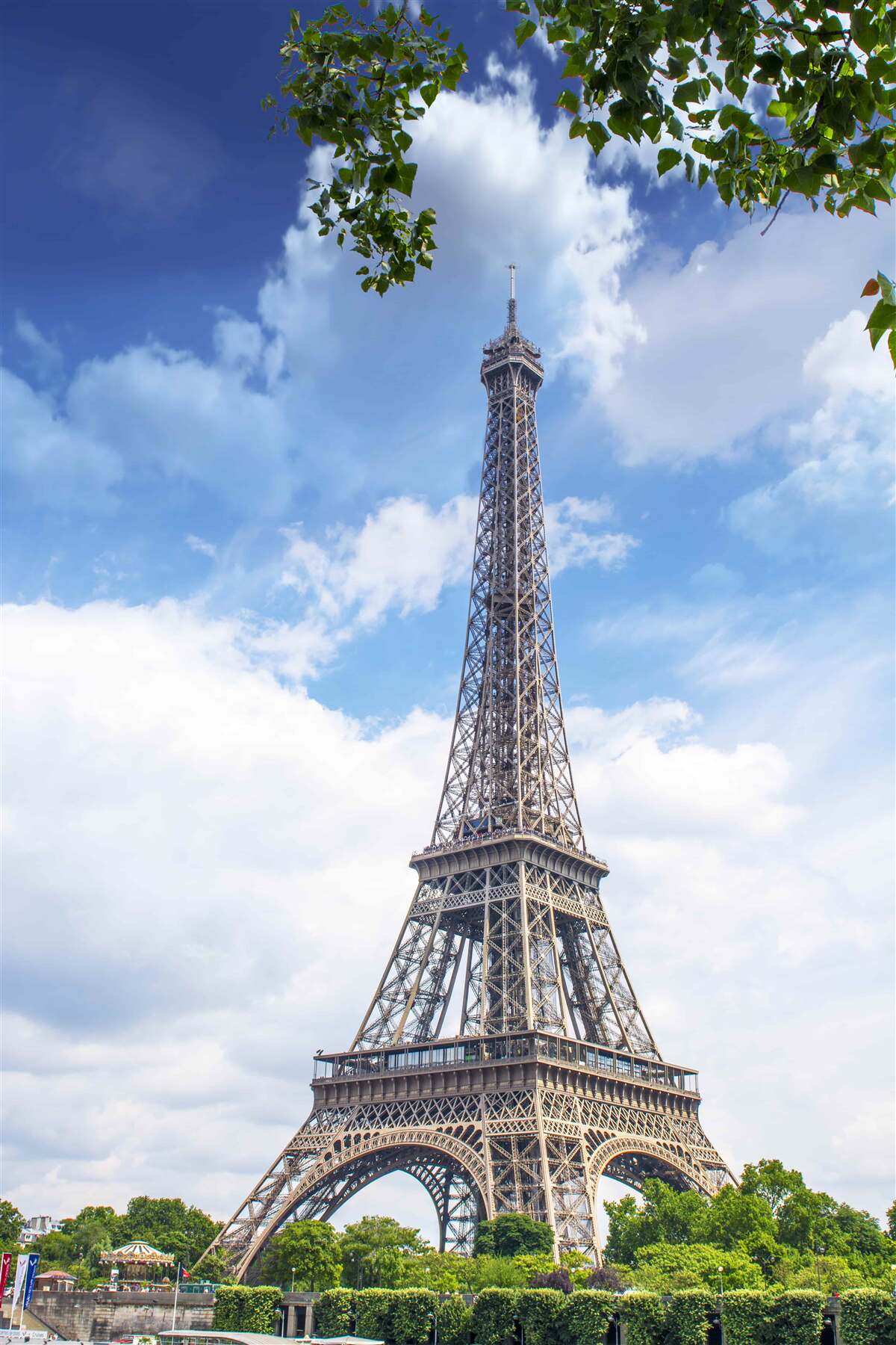 Фотошпалери Ейфелева вежа височіє на тлі ясного неба