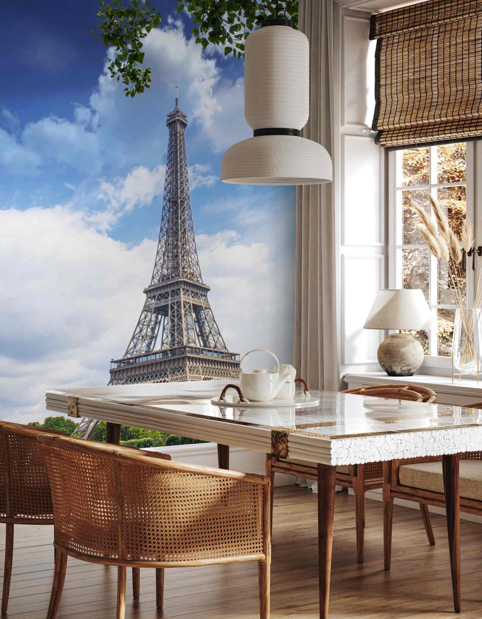 Фотошпалери Ейфелева вежа височіє на тлі ясного неба