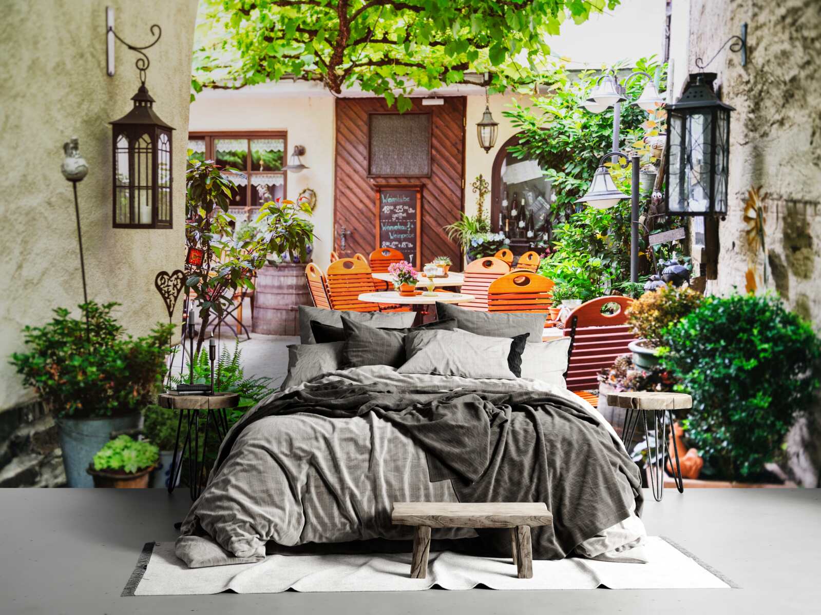 Фотошпалери невелике кафе зі столиком в історичній частині міста