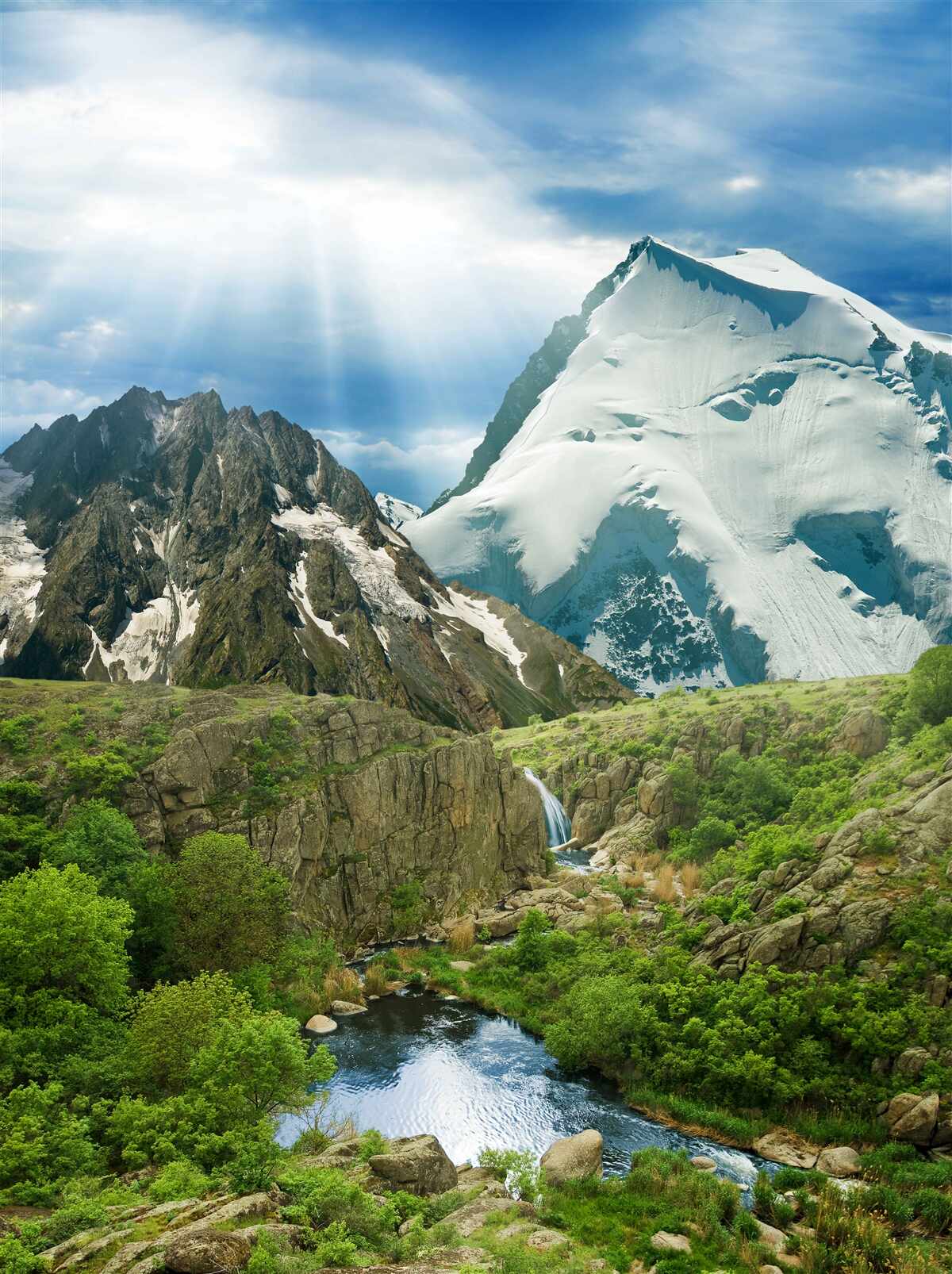 Фотошпалери Світло сонячних променів, що пробиваються крізь гори в лісі