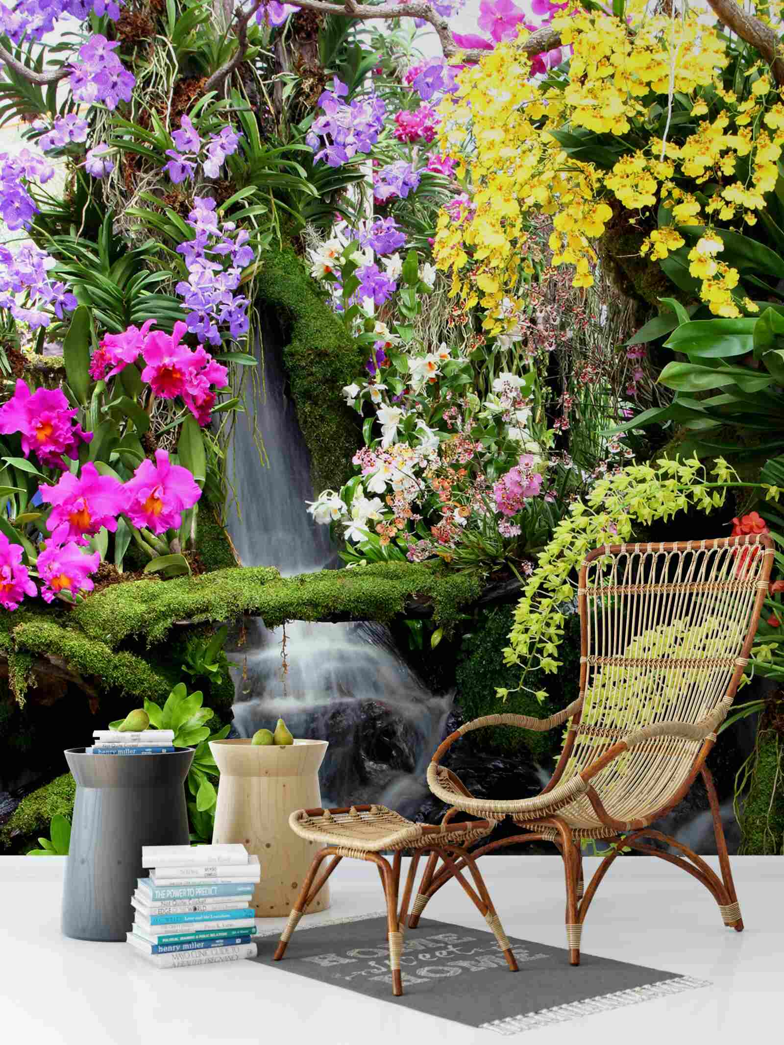 Фотошпалери каскад води серед насичених відтінків квітів