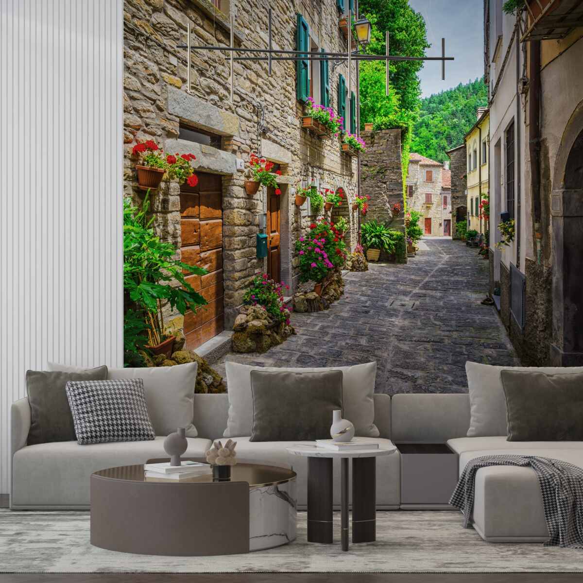 Фотошпалери стара кам'яна вулиця міста, оточена зеленню