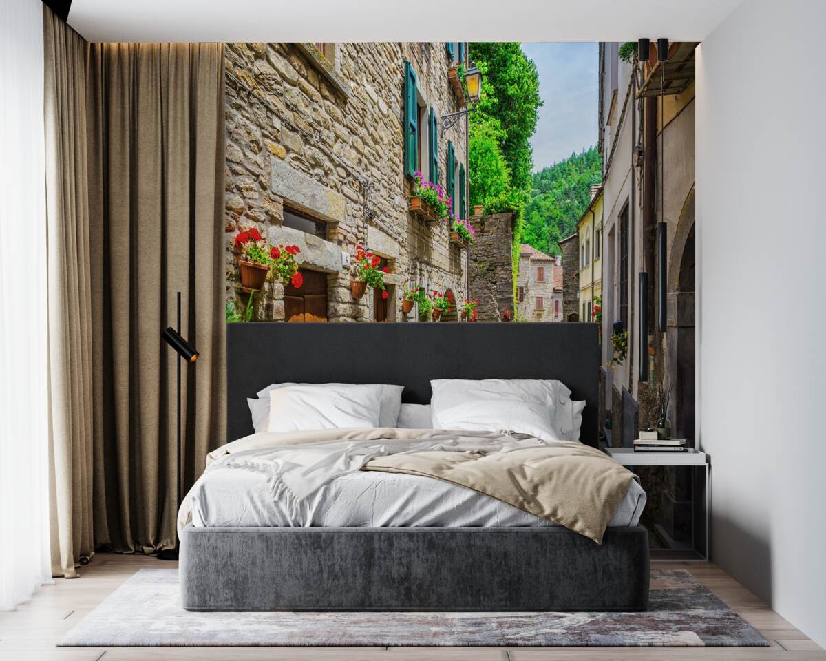 Фотошпалери стара кам'яна вулиця міста, оточена зеленню