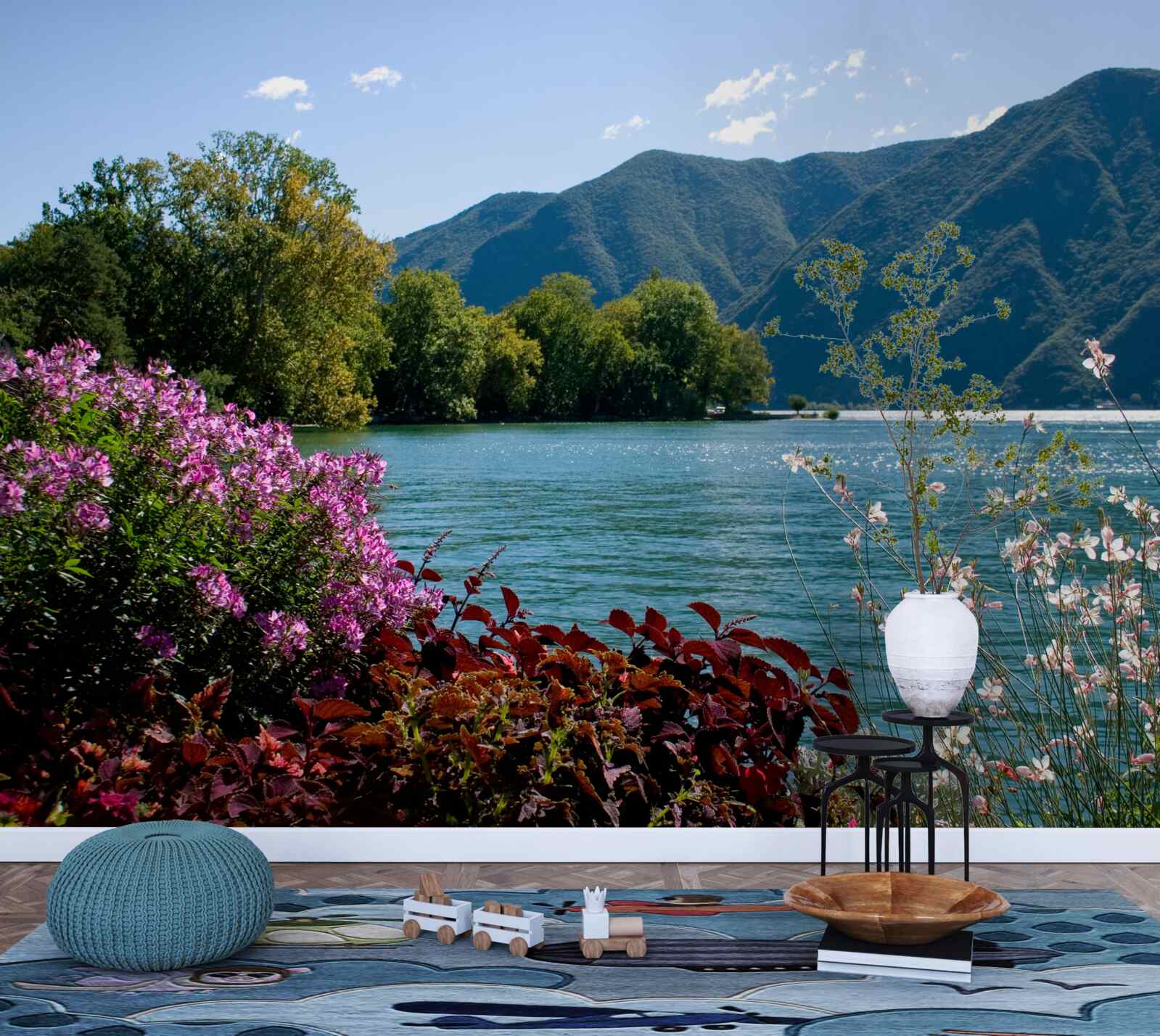 Фотошпалери тихе гірське озеро та квітучі літні рослини