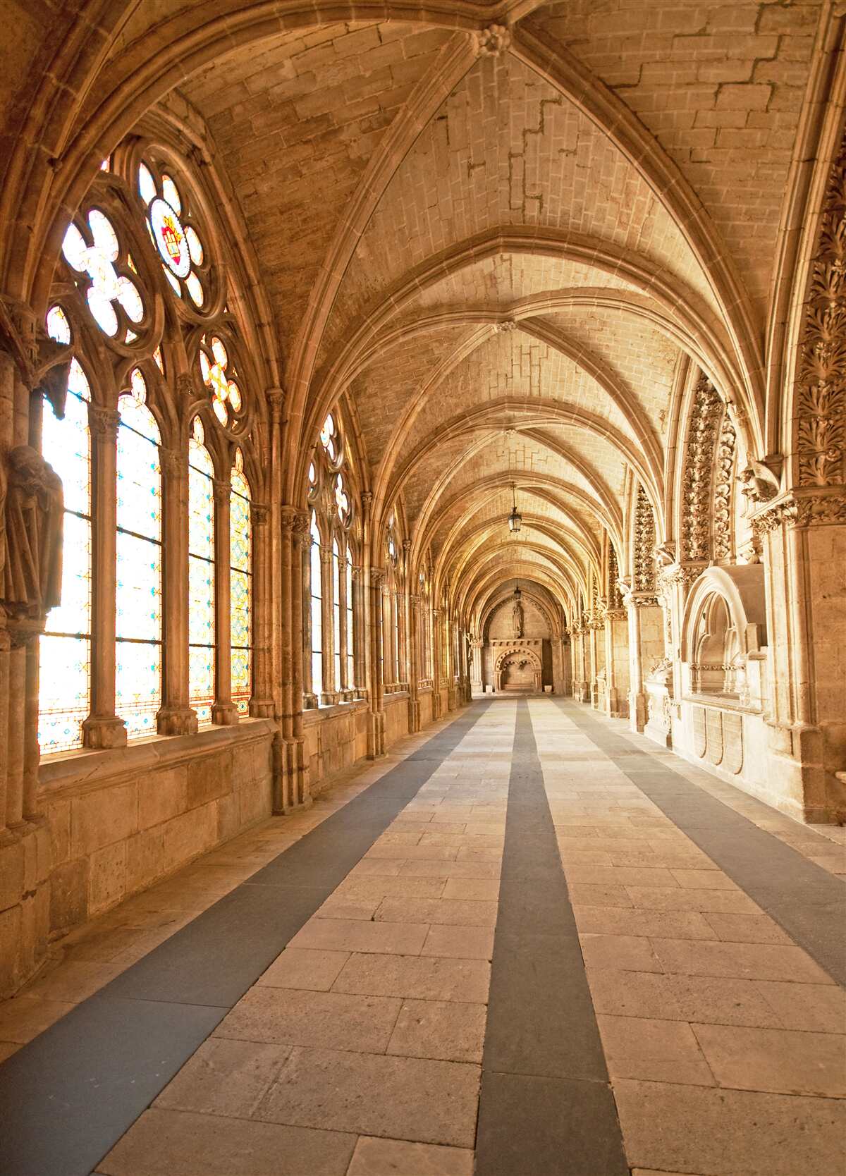 Фотошпалери старовинні кам'яні склепіння з вітражами