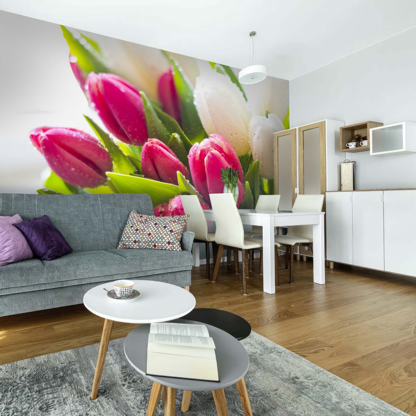 Фотошпалери композиція з білих і лавандових тюльпанів, вкритих росою