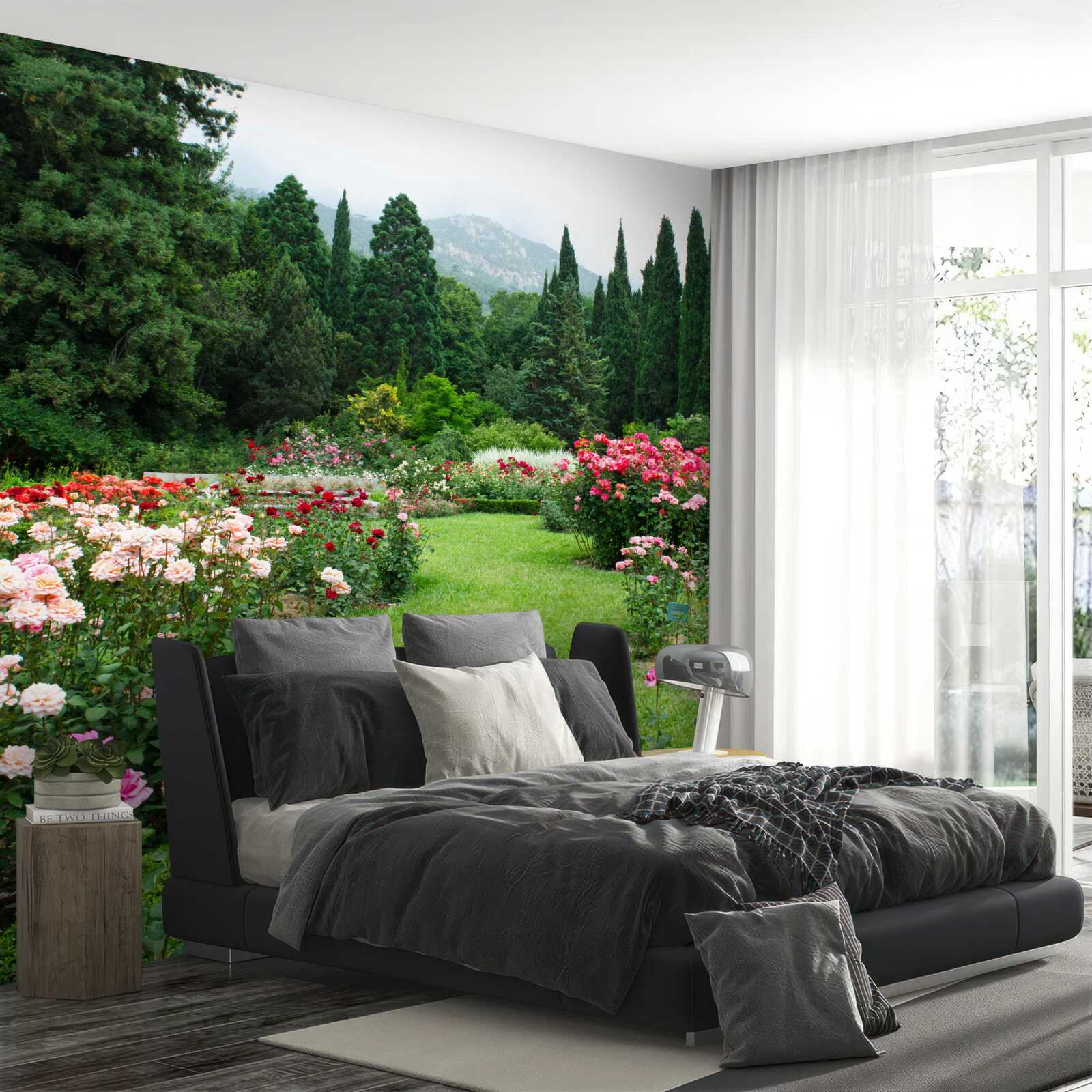 Фотошпалери квіти в саду біля будинку