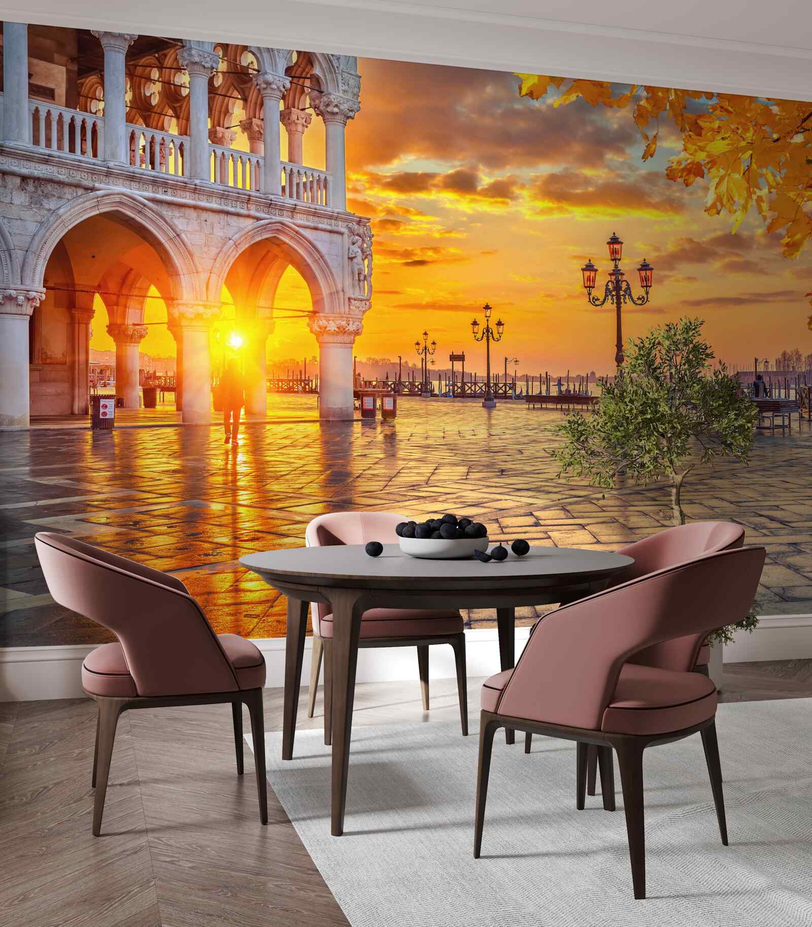 Фотошпалери теплі, яскраві промені заходу сонця над головною площею