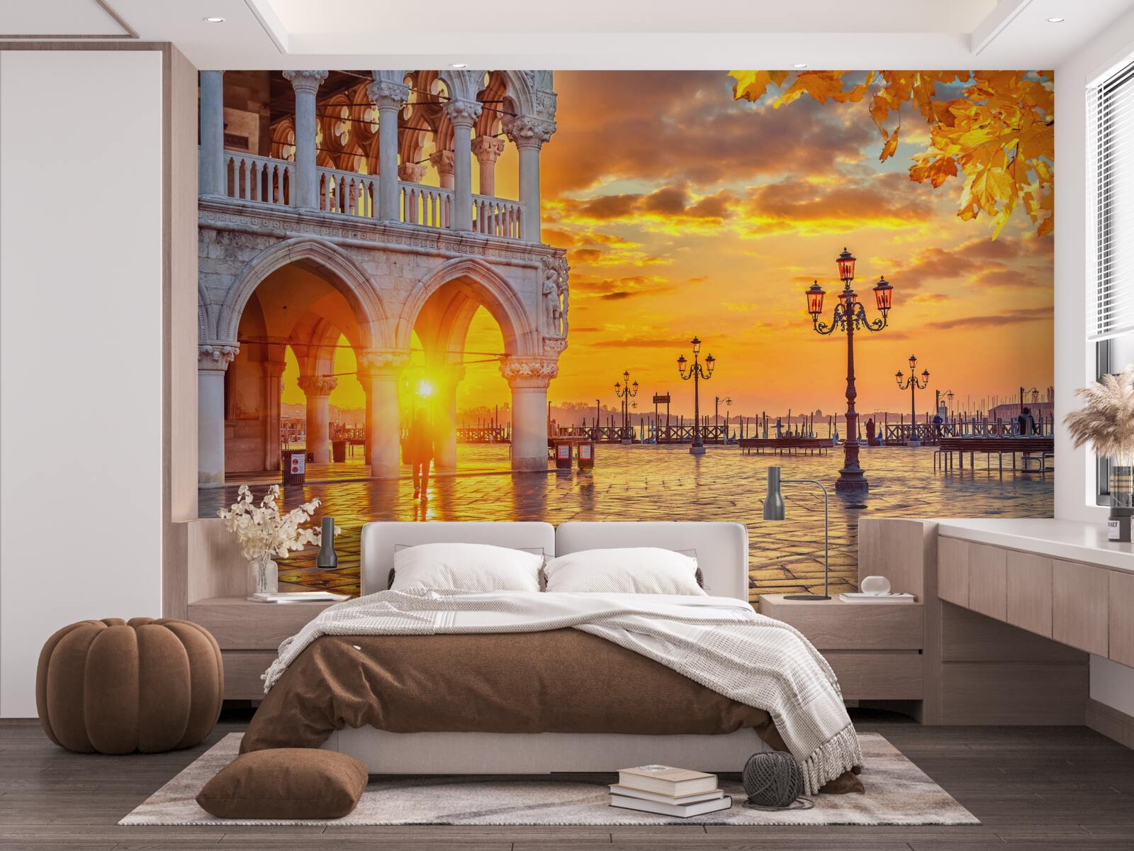 Фотошпалери теплі, яскраві промені заходу сонця над головною площею