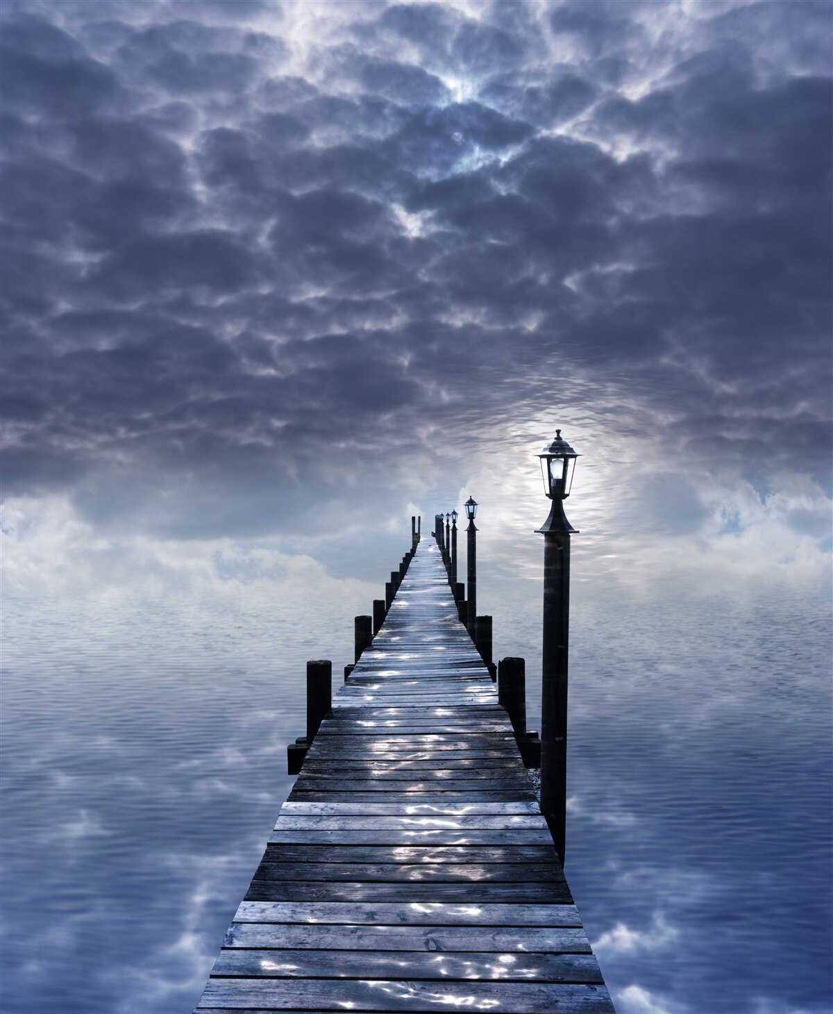 Фотошпалери дерев'яний міст, що піднімається над поверхнею води