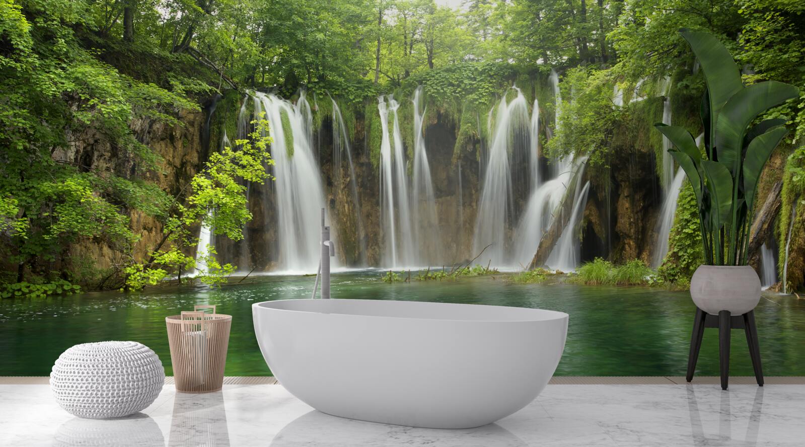 Фотошпалери вода швидко тече в ущелину посеред гірського лісу